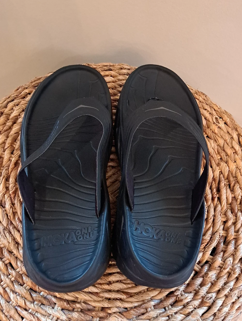 Hoka One One Unisex Ora Recovery Flip Flop Thong Black Rubber Sandals M9/W11